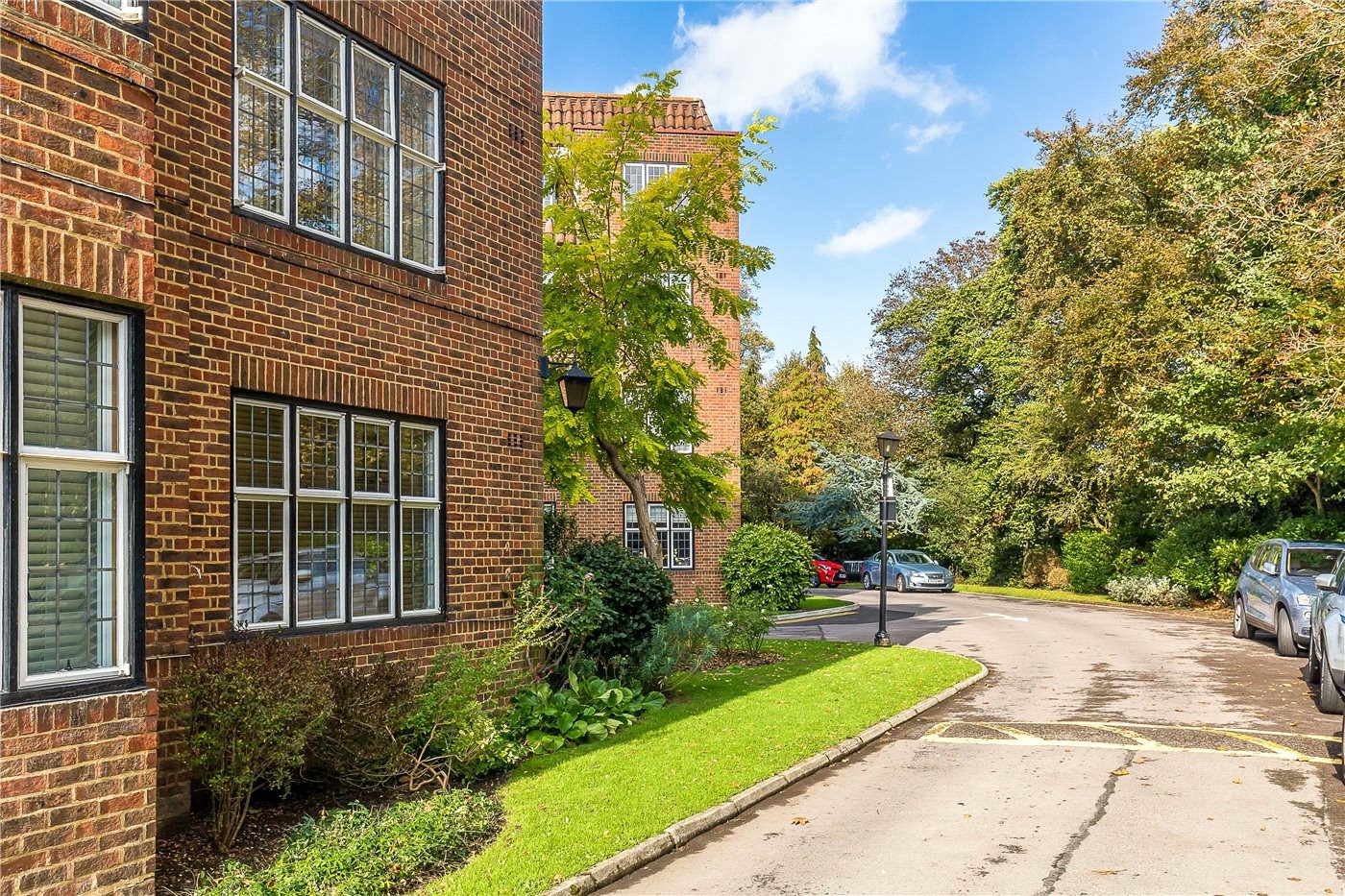 3 bedroom property for sale in Highlands Heath, Portsmouth Road, London