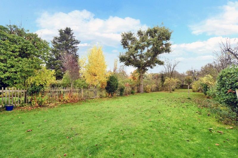 Oaks Avenue, Worcester Park, KT4
