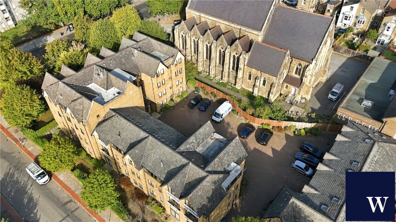 Hamilton Square, Sandringham Gardens, Finchley, London, N12