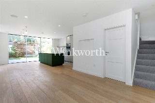 Empire Avenue, London, N18