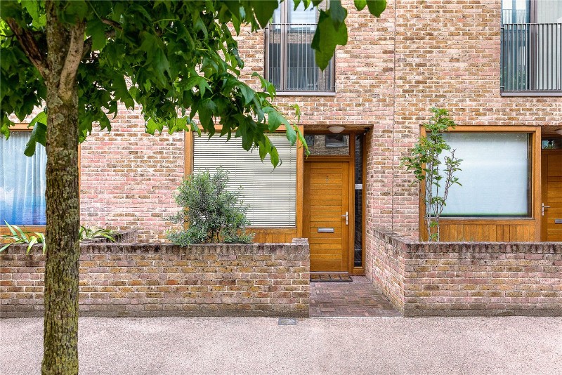 Narrowboat Avenue, Brentford, TW8