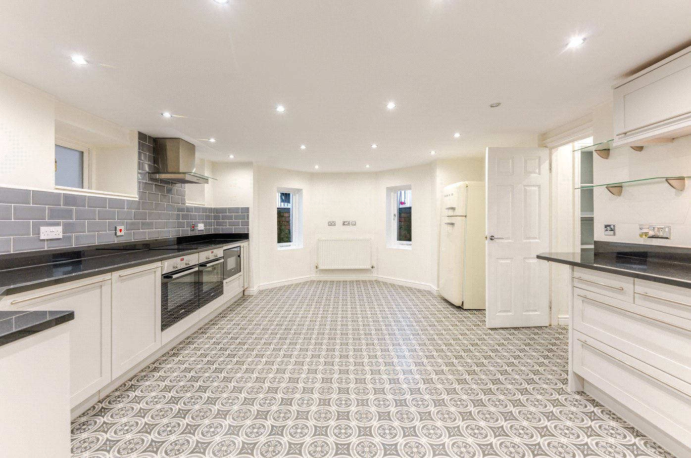 Kitchen Flat To Fron