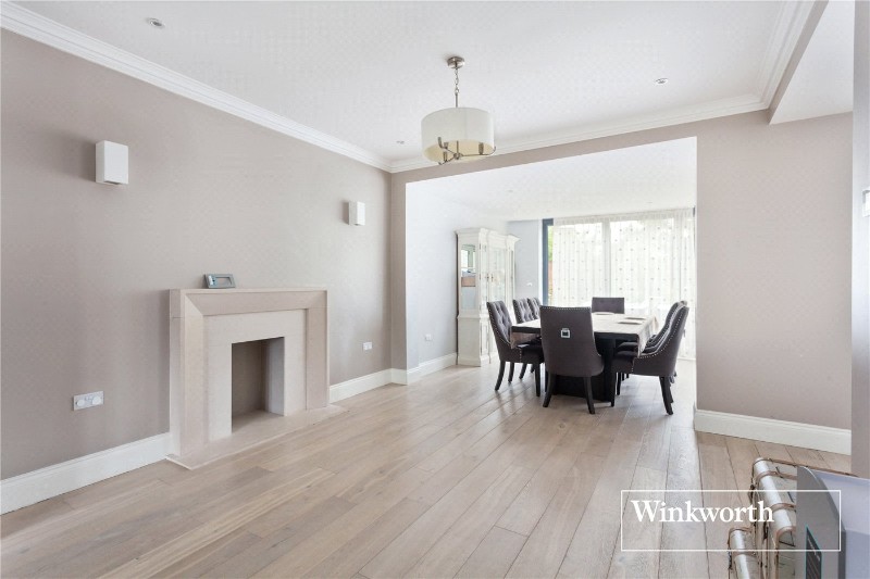 Crooked Usage, Finchley, London, N3