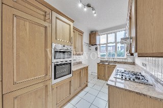 Golders Green Road, London, NW11