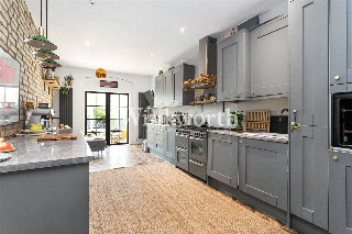 New River Crescent, London, N13