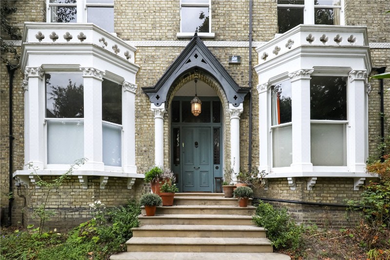 Avenue Crescent, London, W3