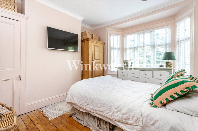 New River Crescent, London, N13
