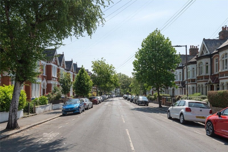Holmdene Avenue, London, SE24