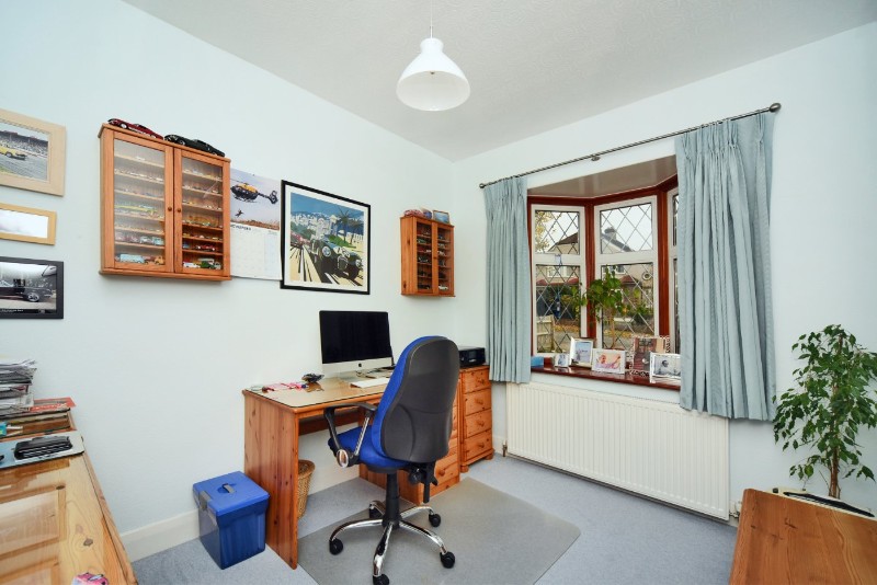 Oaks Avenue, Worcester Park, KT4