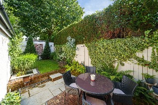 Aveley Lane, Farnham, Surrey, GU9