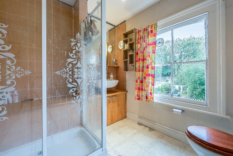 Larkhall Lane, SW4