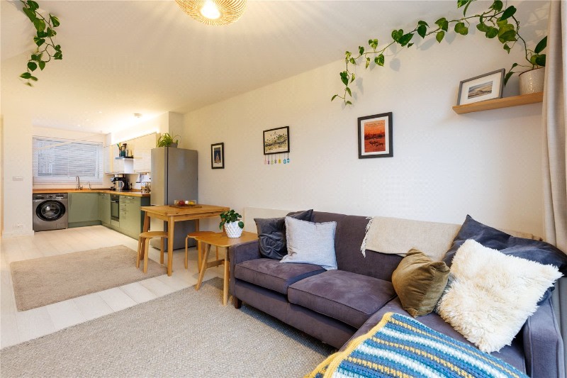 North Lodge Close, London, SW15