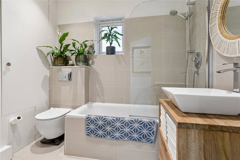 Dinsmore Road, London, SW12