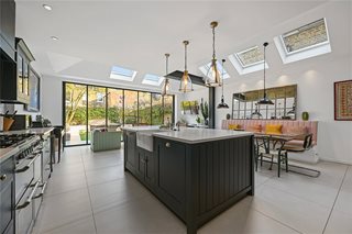 Bloemfontein Road, London, W12