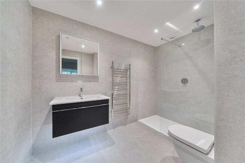 Fairholme Gardens, Farnham, Surrey, GU9
