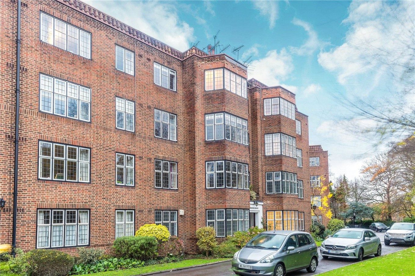 2 bedroom property for sale in Highlands Heath, Portsmouth Road, London