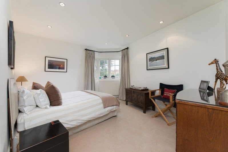 Howards Lane, London, SW15