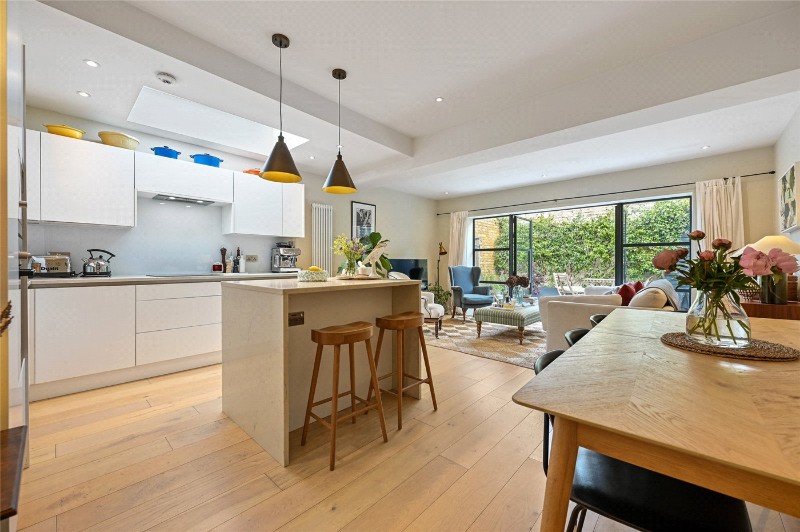 Davisville Road, London, W12
