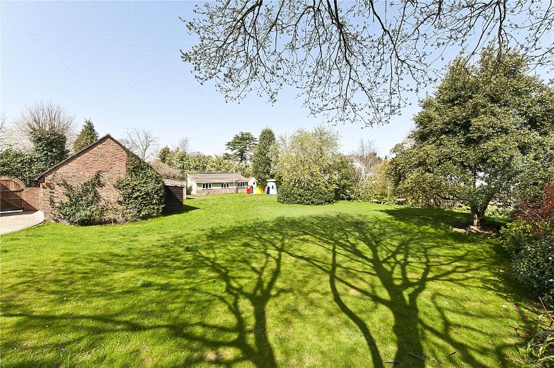 Oatlands Chase, Weybridge, Surrey, KT13