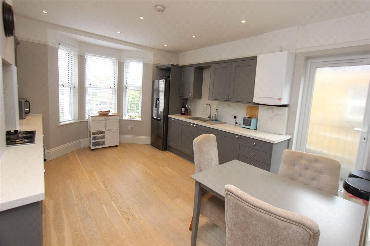 2 bedroom property to rent in Leigh Road, LeighonSea, SS9 (Ref