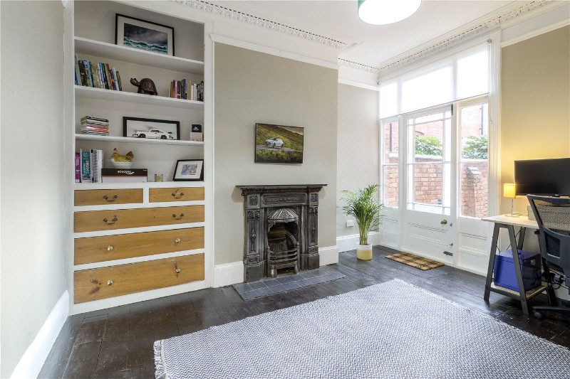 Holly Road, Abington, NN1