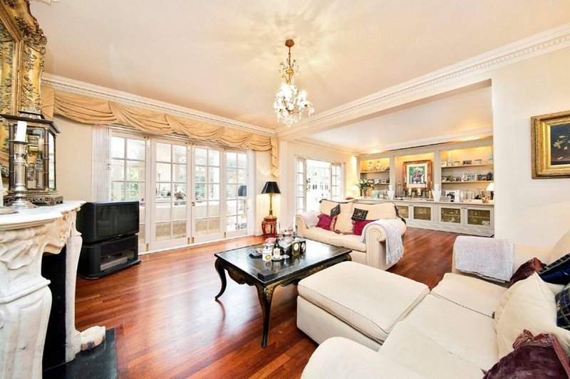 Roedean Crescent, London, SW15