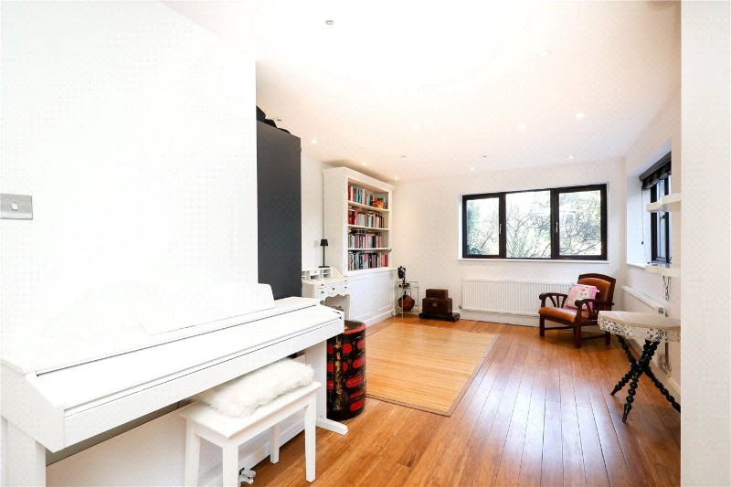 Dallas Road, London, W5