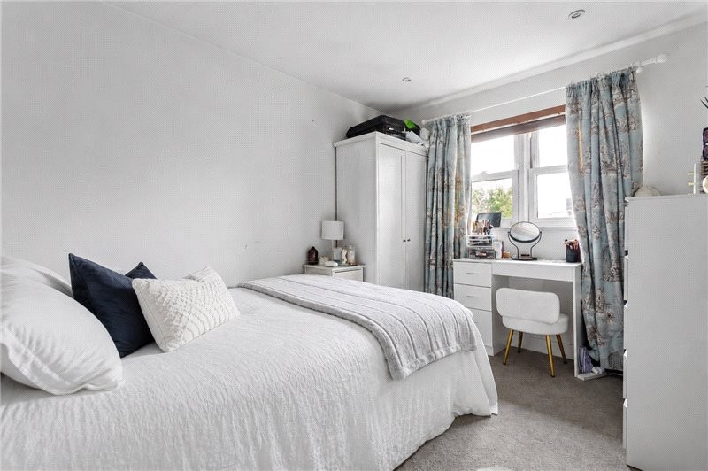 Whistlers Avenue, London, Morgans Walk, Battersea Church Road, SW11