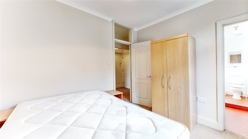 Gunnersbury Avenue, Ealing, London, W5