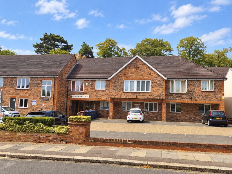 Hertswood Court, Hillside Gardens, High Barnet, EN5