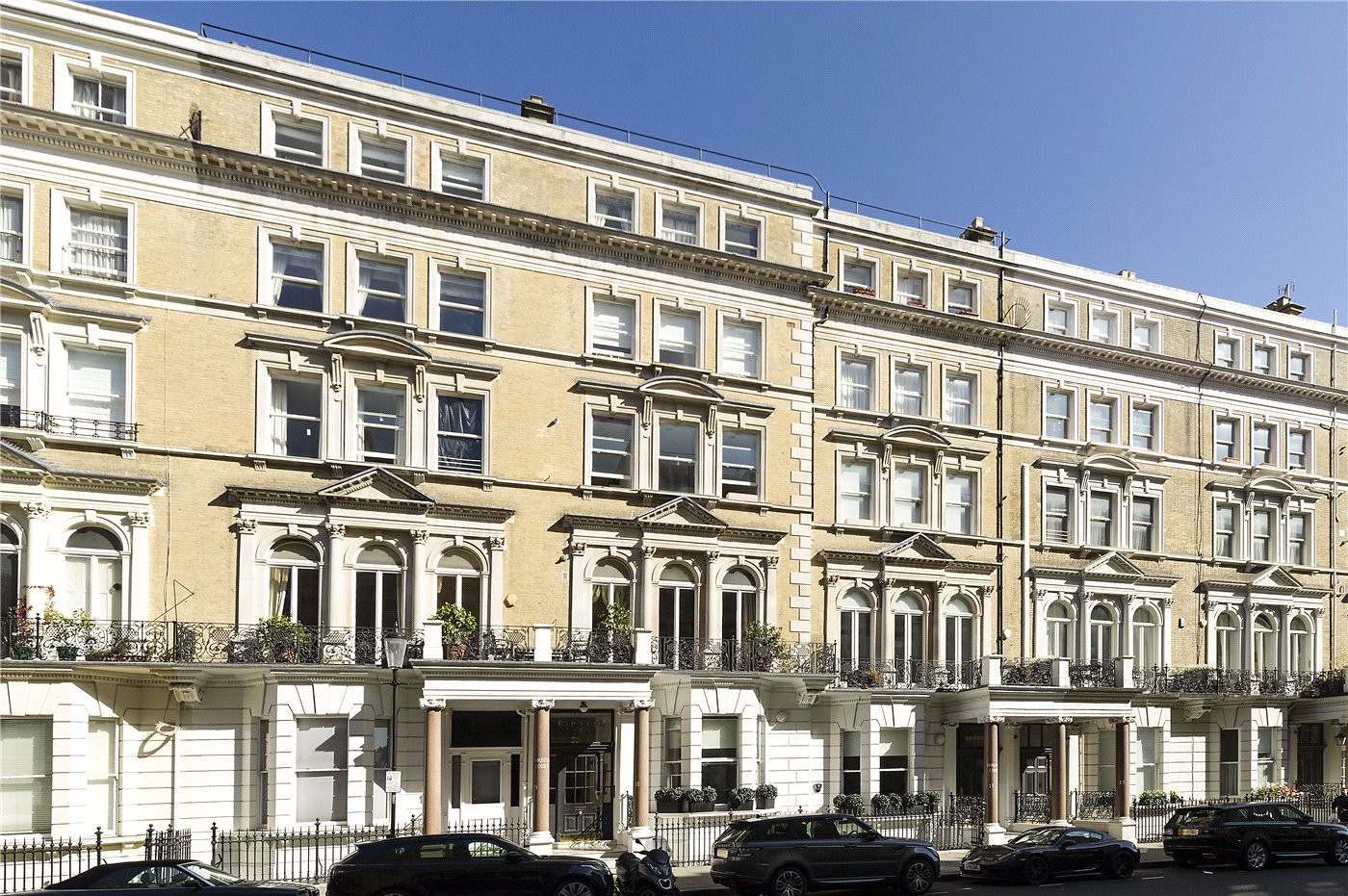 Property for sale in De Vere Gardens, London, W8 (Ref KNS190030) £415,000