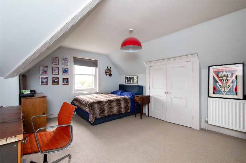 Avenue Crescent, London, W3