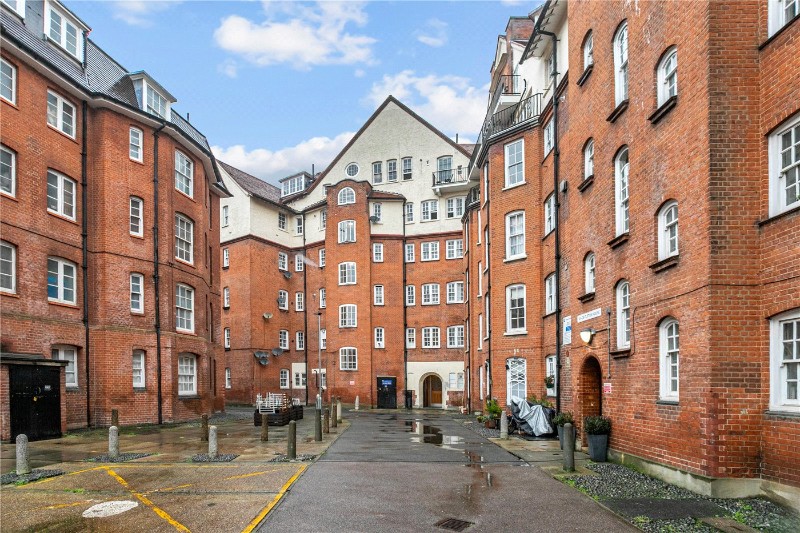 Club Row, London, E2