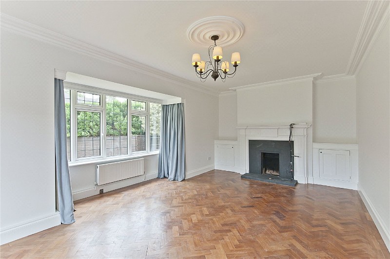 Oatlands Chase, Weybridge, Surrey, KT13