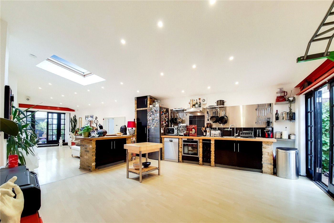 Kitchen / Reception