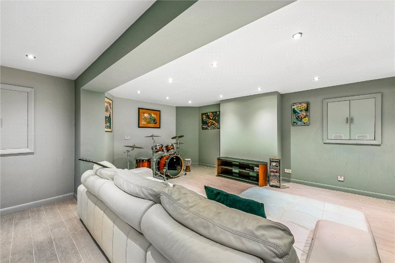 Creighton Avenue, London, N2