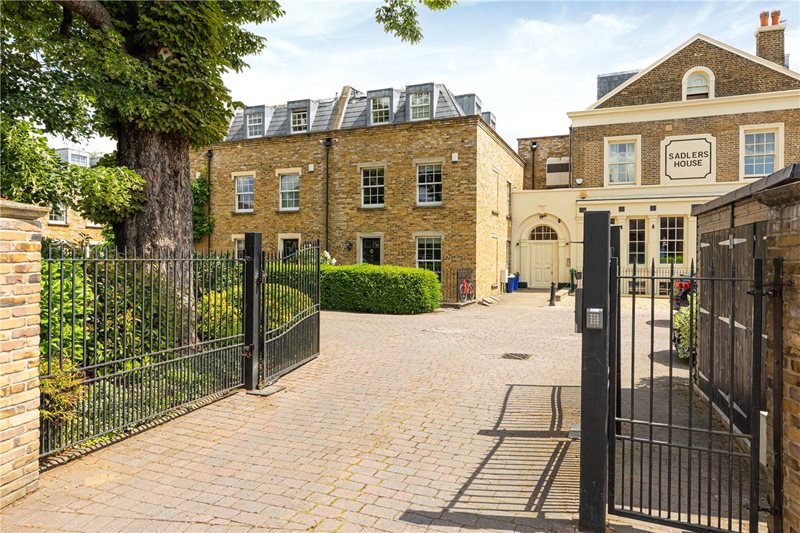 Sadlers Gate Mews, Commondale, London, SW15