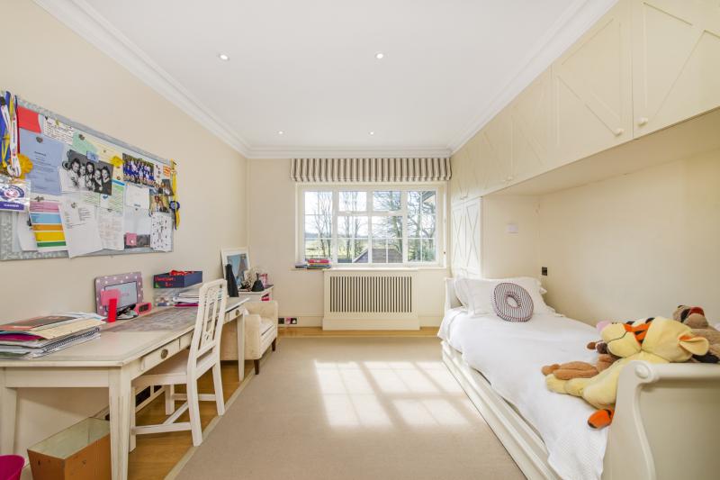 Roedean Crescent, London, SW15