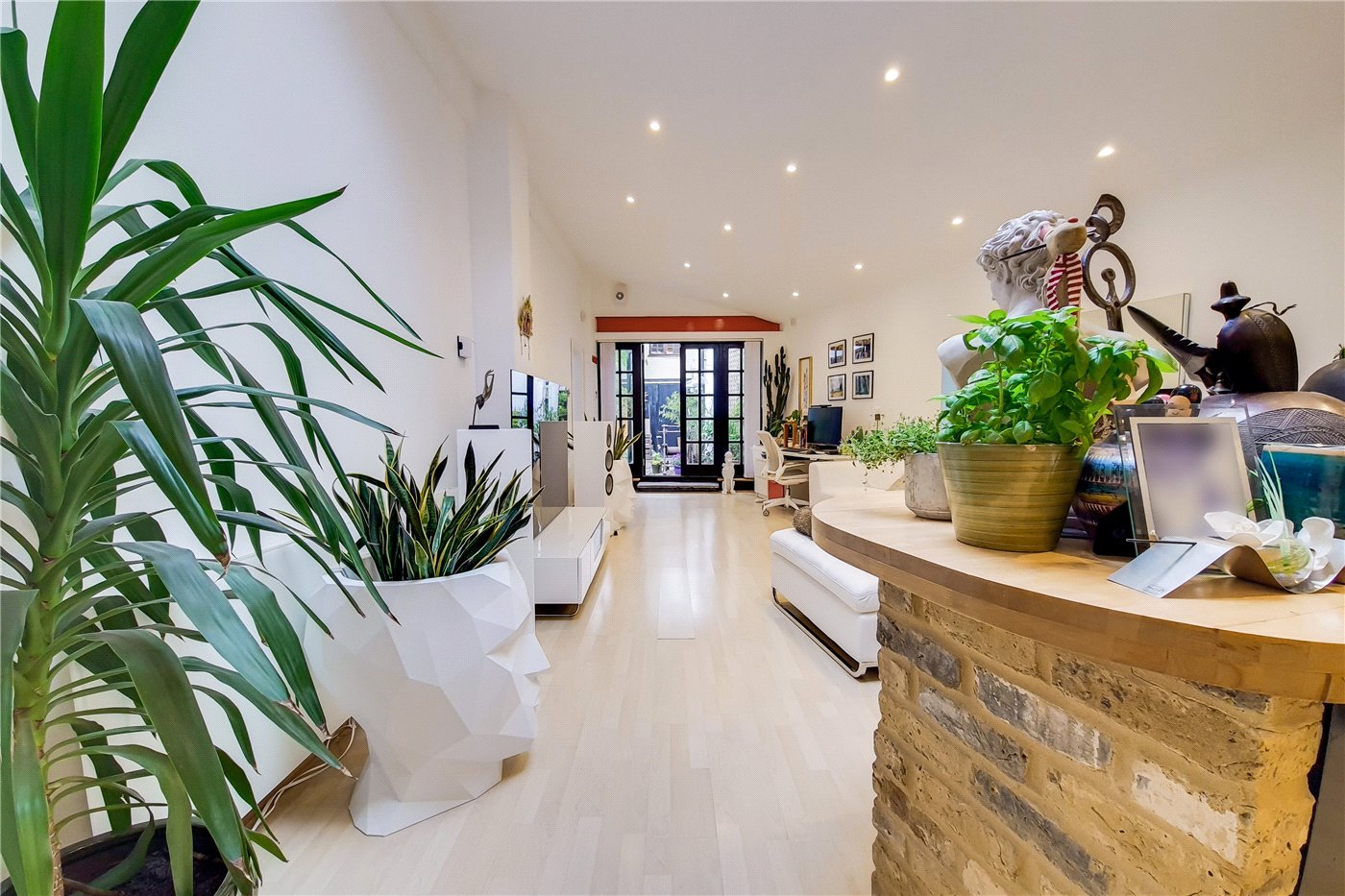Kitchen / Reception