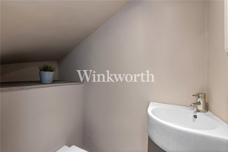 Empire Avenue, London, N18