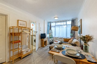 Larkhall Rise, London, SW4