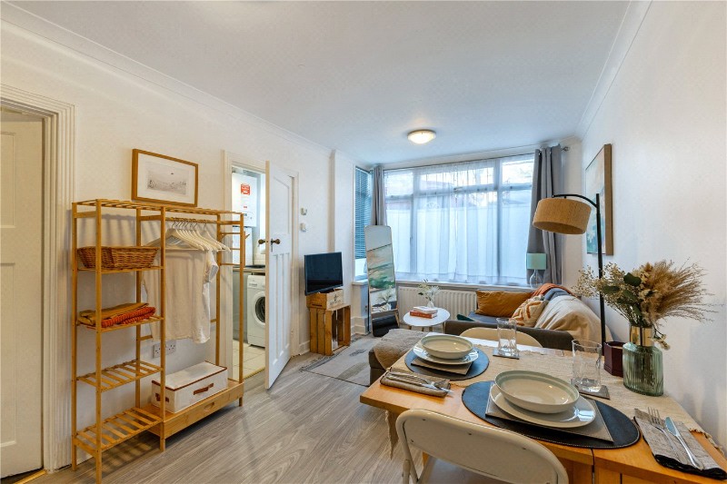 Larkhall Rise, London, SW4