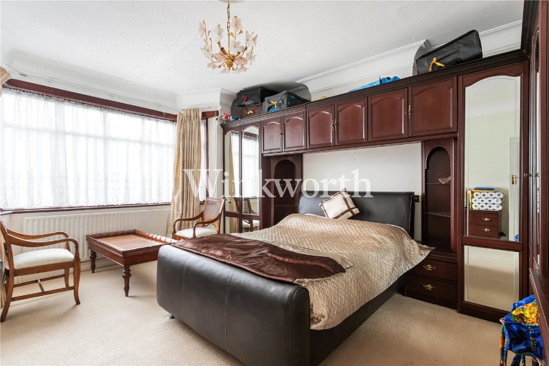 Powys Lane, London, N14