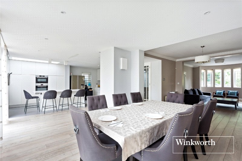 Crooked Usage, Finchley, London, N3