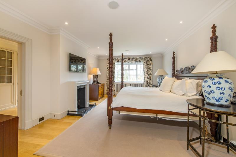 Roedean Crescent, London, SW15
