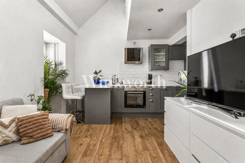 Pilgrims Close, London, N13