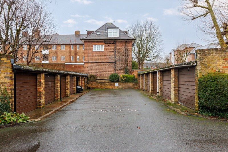 North Lodge Close, London, SW15