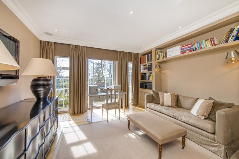 Roedean Crescent, London, SW15