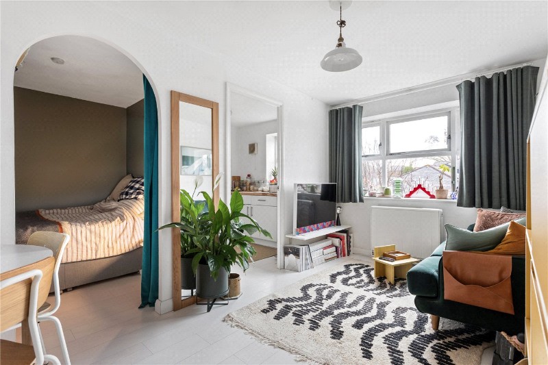 Molyneux Drive, London, SW17