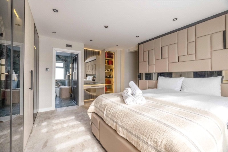 Hewlett Place, Bagshot, Surrey, GU19